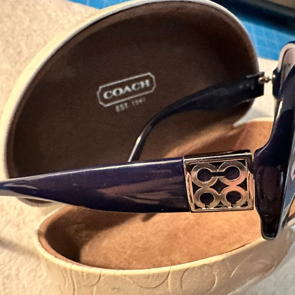 Navy Coach Sunglasses with white gloss clam-style case and cleaning cloth - Picture 2 of 5